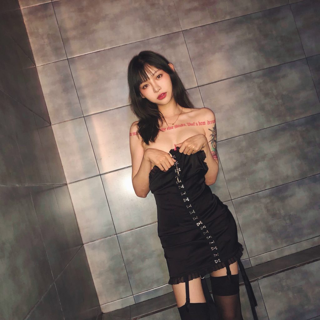 网红痞幼写真私拍图片精选之女仆装-黑丝花臂_4