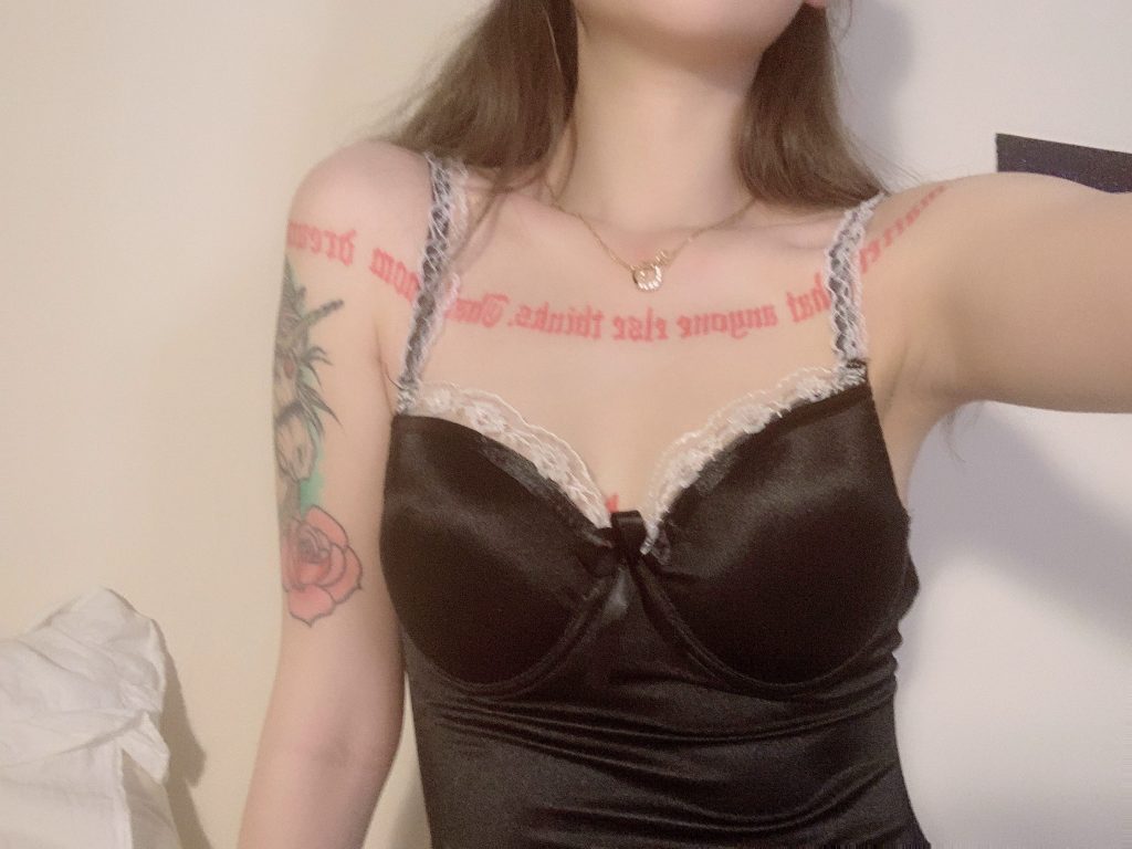 网红痞幼写真私拍图片精选之女仆装-胸前纹身_2