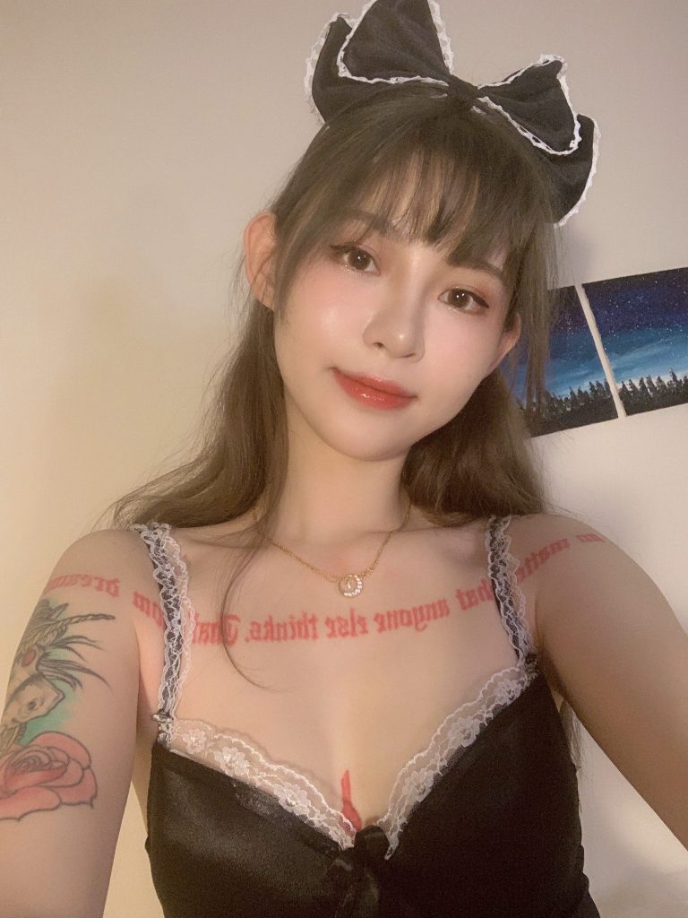 网红痞幼写真私拍图片精选之女仆装-胸前纹身_1