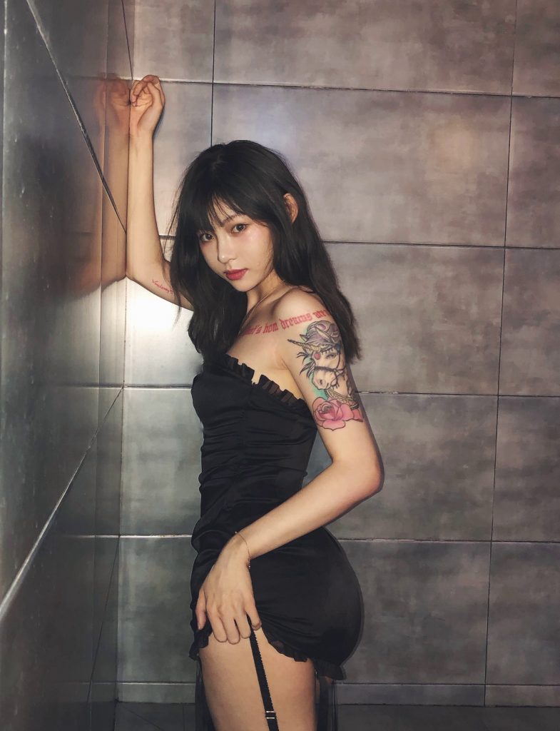网红痞幼写真私拍图片精选之女仆装-黑丝花臂_3