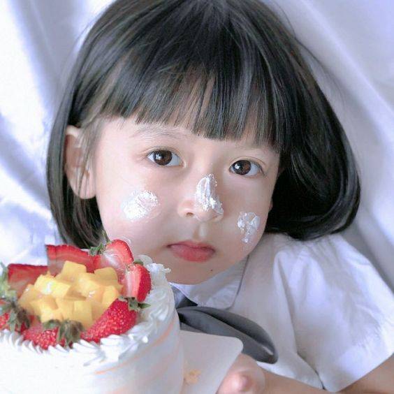 可爱小女孩吃蛋糕一脸奶油头像图片_1