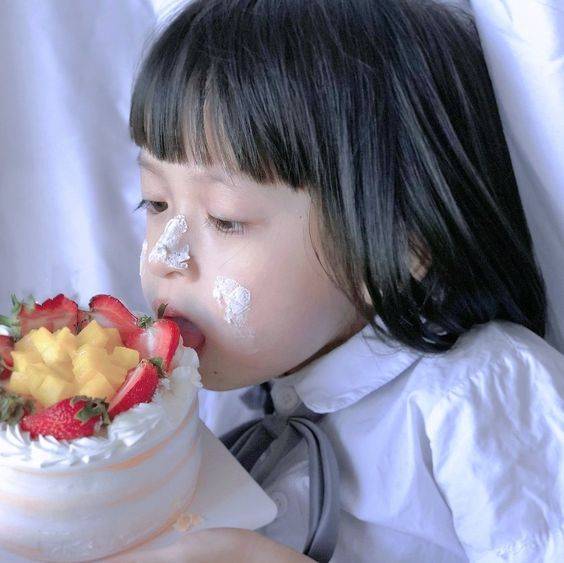 可爱小女孩吃蛋糕一脸奶油头像图片_2