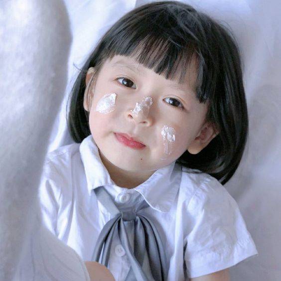 可爱小女孩吃蛋糕一脸奶油头像图片_3