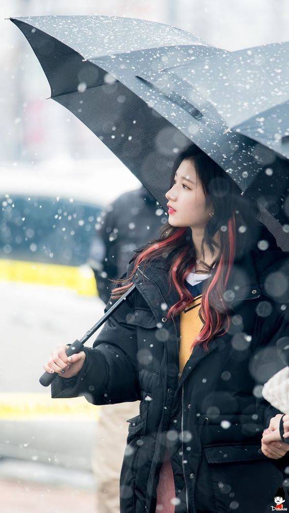 雪中打伞的女孩唯美图片精选_1
