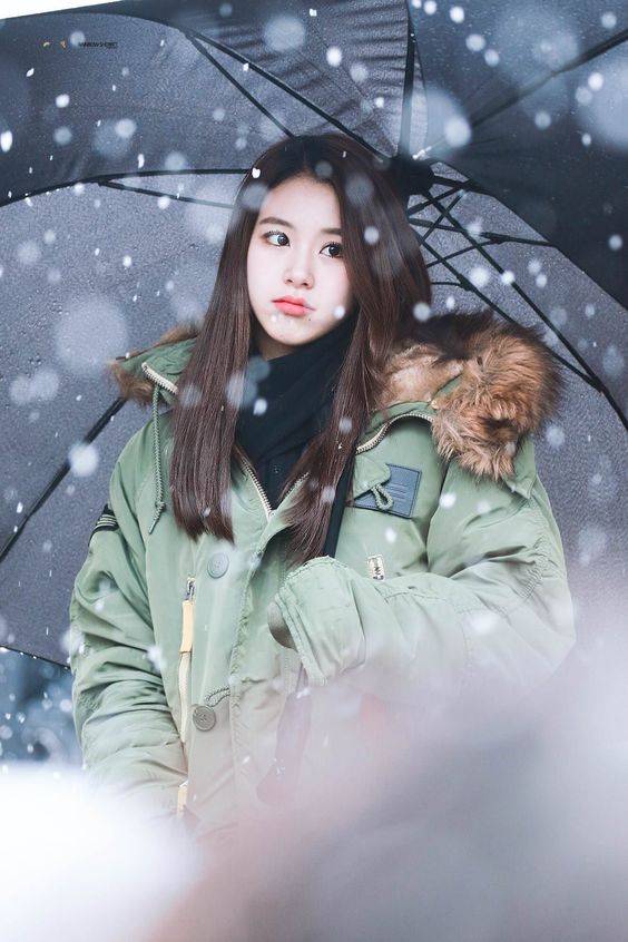 雪中打伞的女孩唯美图片精选_4