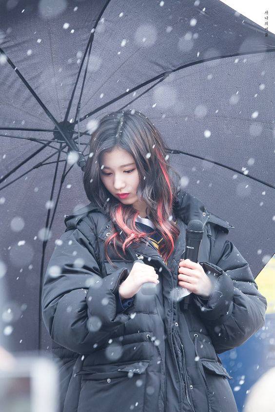 雪中打伞的女孩唯美图片精选_5
