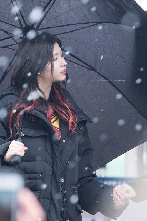 雪中打伞的女孩唯美图片精选_8