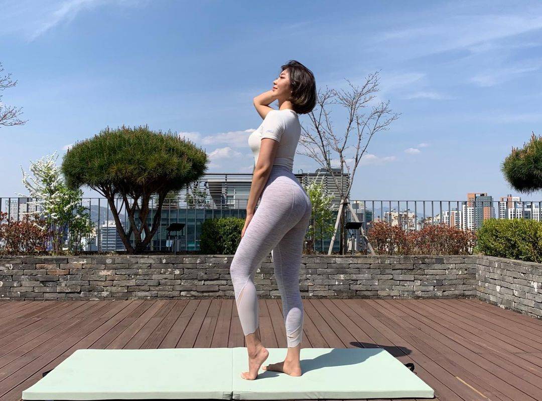 身高160cm的女生身材图片-110斤体型图_1