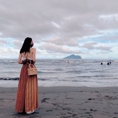 美女海边背影图，拍摄自台湾福隆龟山岛