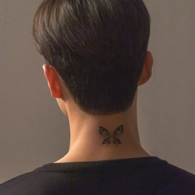 韩国演员宋江脖子蝴蝶纹身《无法抗拒的他》剧照
