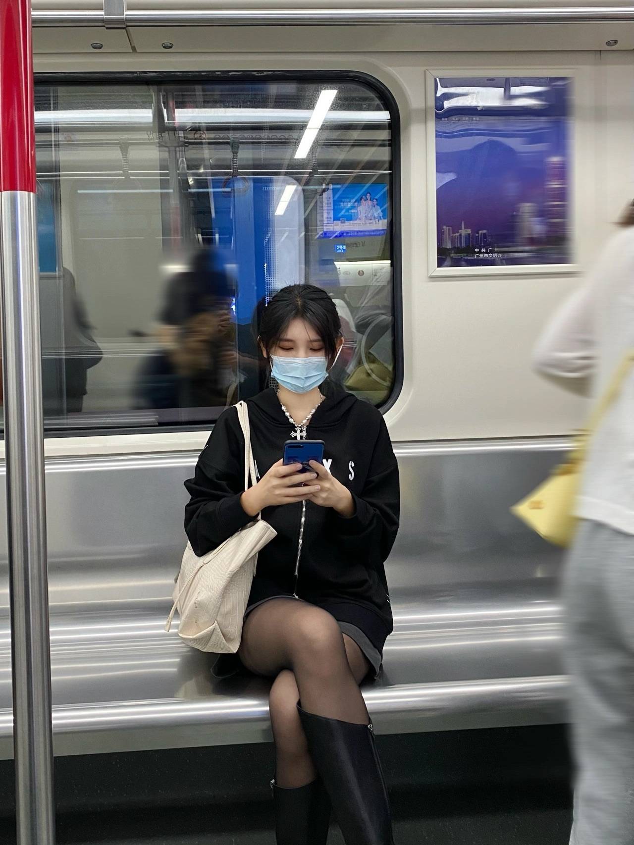地铁上抓拍的口罩美女，不敢对视美女！_1