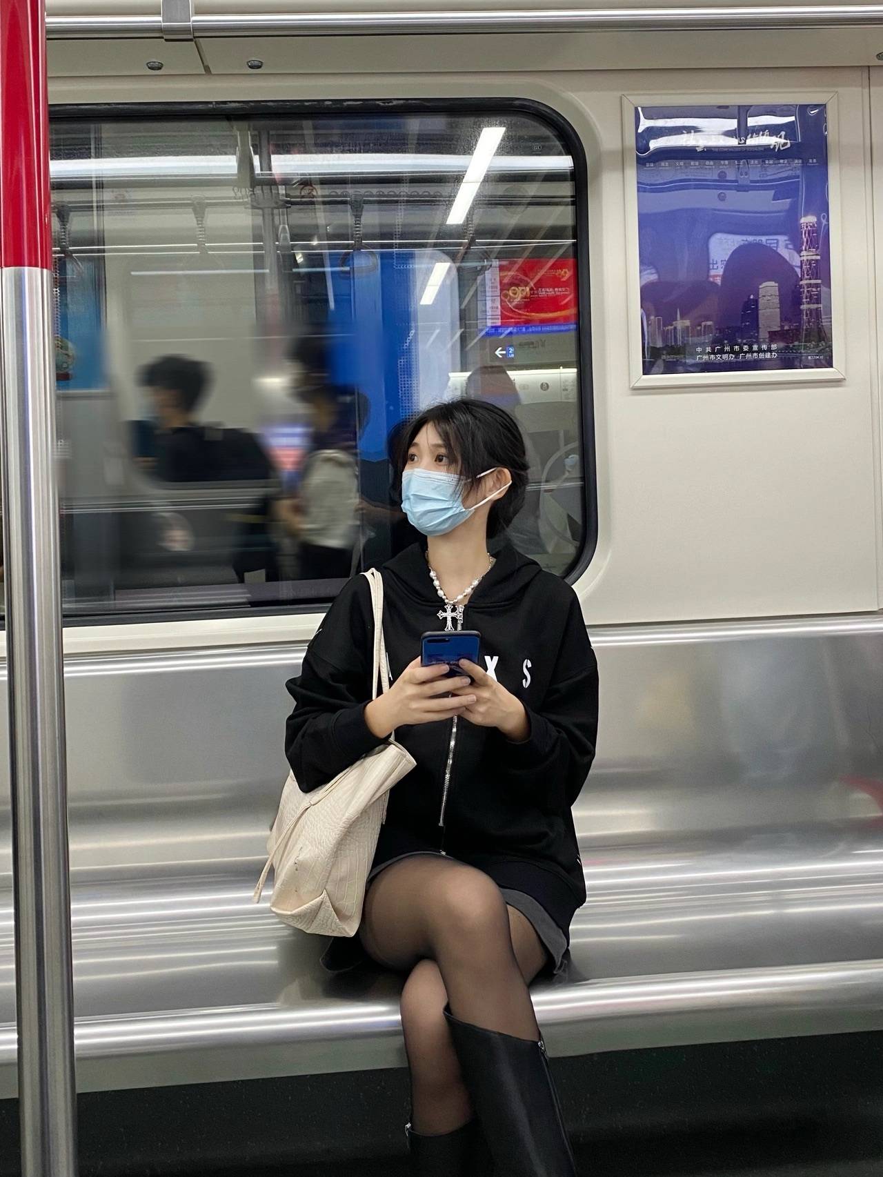 地铁上抓拍的口罩美女，不敢对视美女！_2