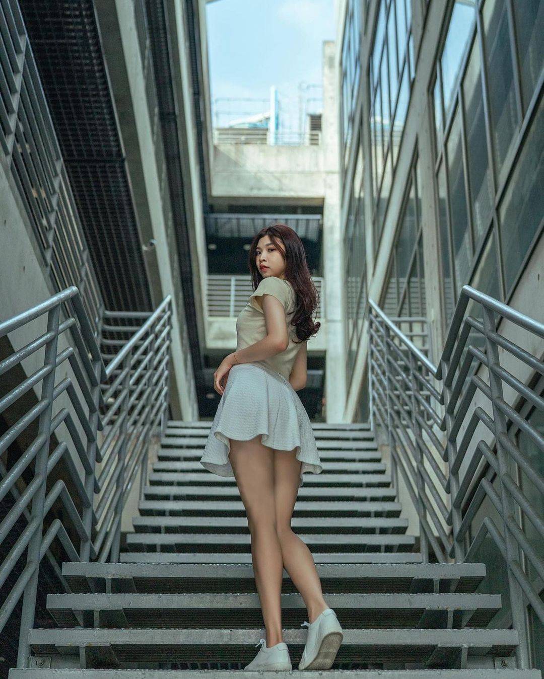 在学校楼梯美女穿短裙拍照， 这造型有模特的感觉！_1