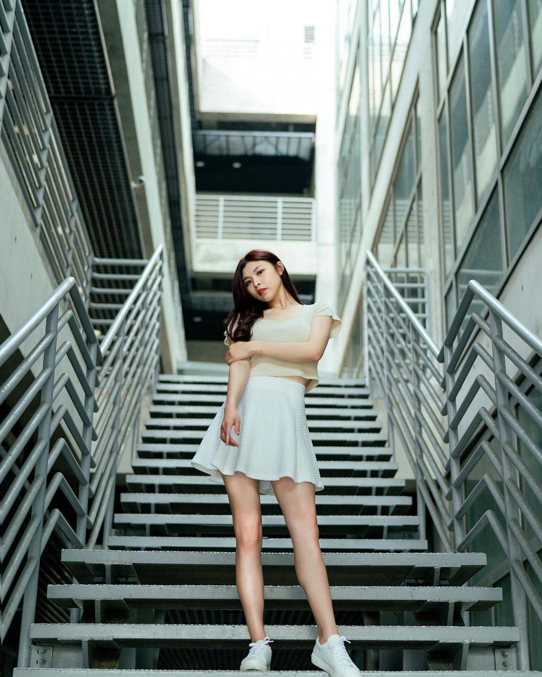 在学校楼梯美女穿短裙拍照， 这造型有模特的感觉！_2