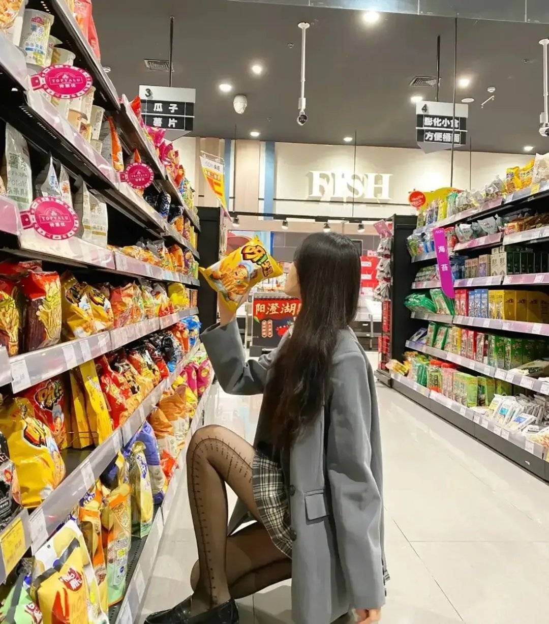 超市美女采购逛超市菜场摄影图配图高清摄影大图-千库网