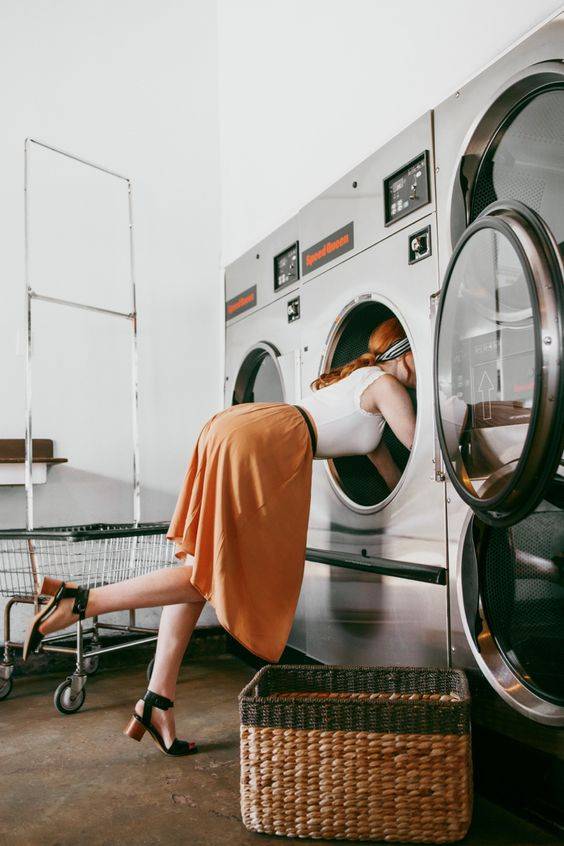 美女卡在滚筒洗衣机，女子卡在洗衣机系列图片_2