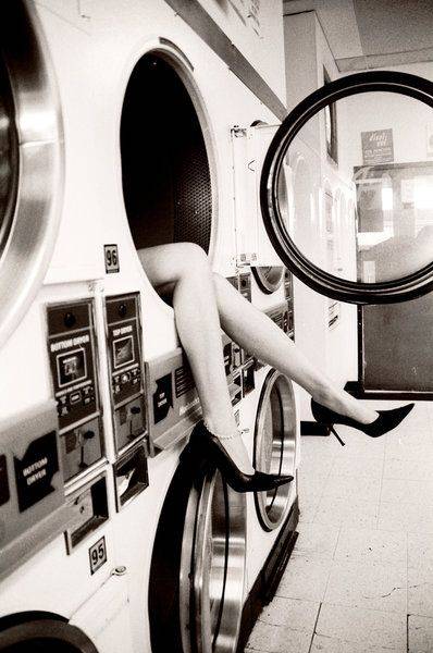 美女卡在滚筒洗衣机，女子卡在洗衣机系列图片_3