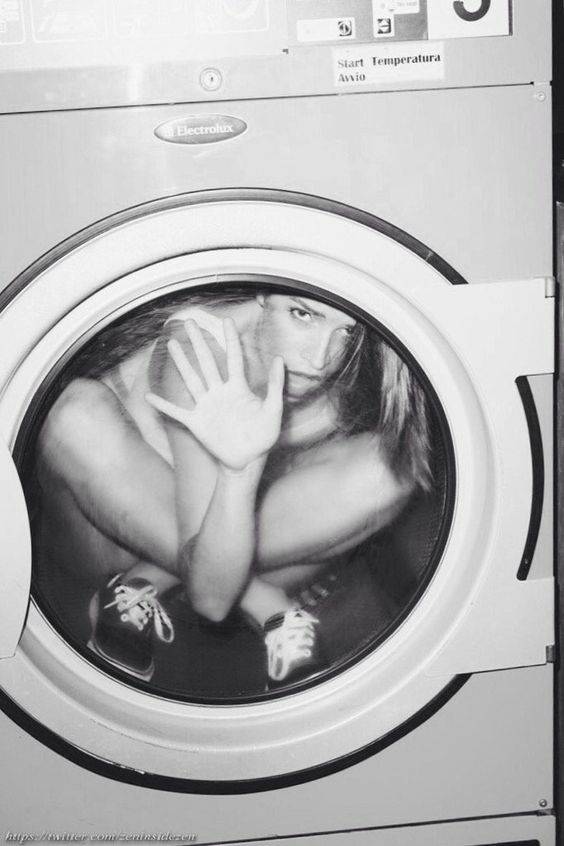 美女卡在滚筒洗衣机，女子卡在洗衣机系列图片_7