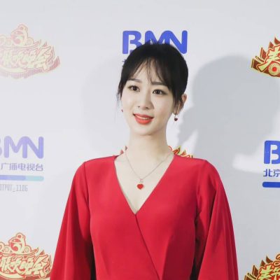 红裙紫宝 杨紫春节红裙现身北京电视台
