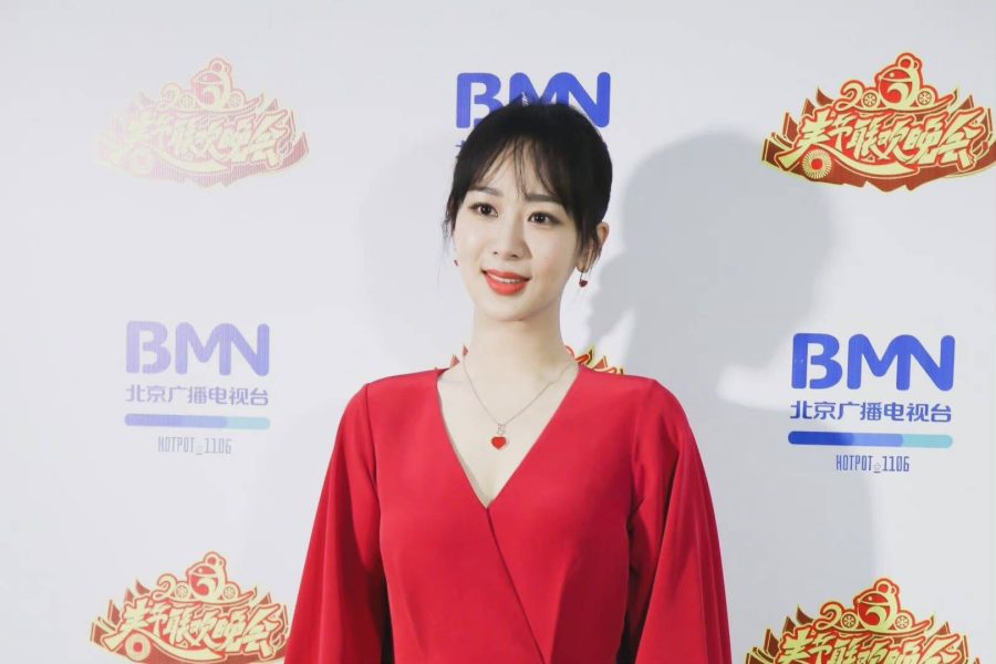 红裙紫宝 杨紫春节红裙现身北京电视台_1