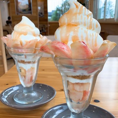 夏日白桃甜品冰激凌美食照