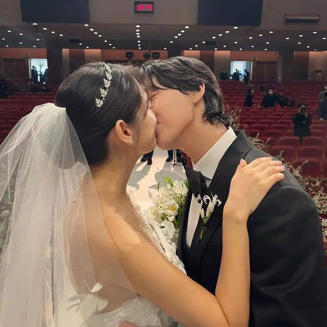 朴信惠崔泰俊结婚婚纱照-接吻照_1