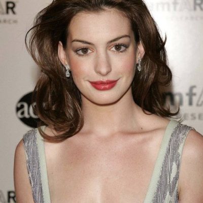 安妮·海瑟薇（Anne Hathaway）低胸装微笑出席活动全身雀斑，老了好多！