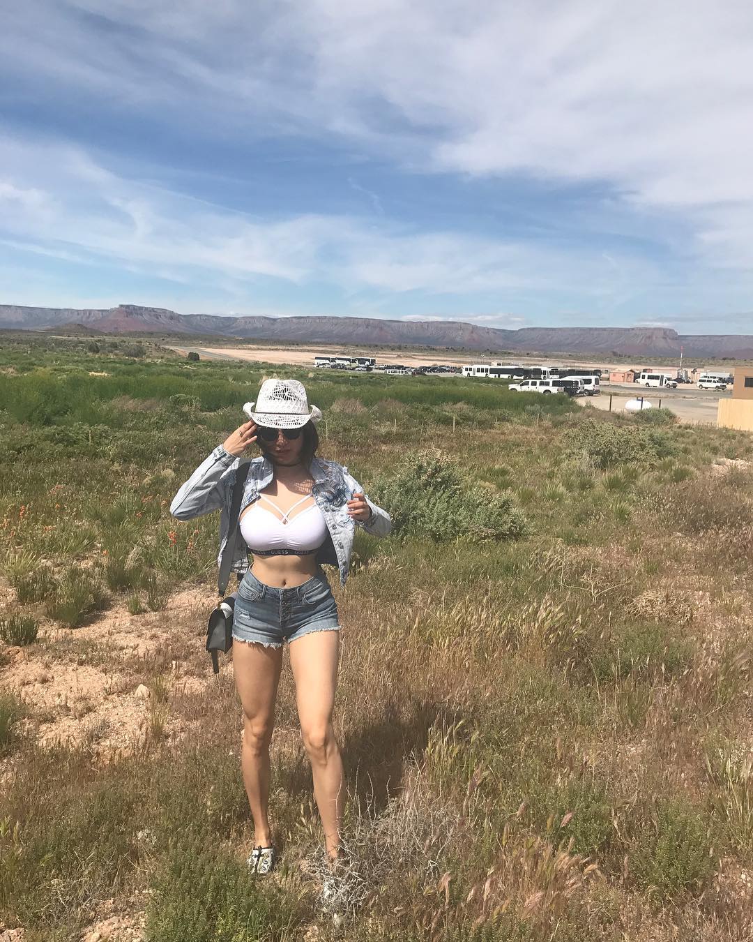 网红蒋娉婷漂亮生活照图片-牛仔短裤_3