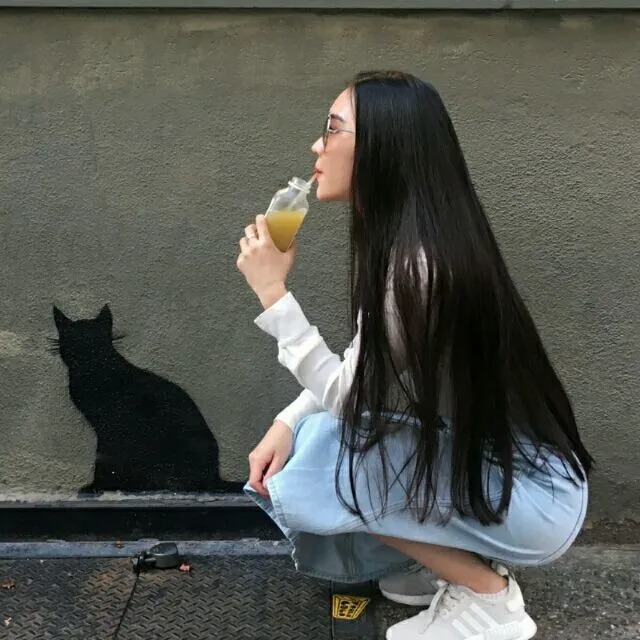 女生搂着猫咪撸猫头像，优质女生头像真人高清抱猫_1