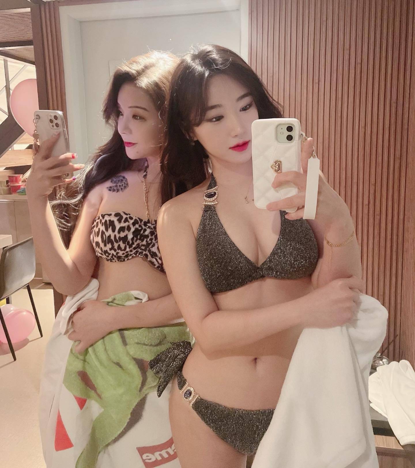 两个韩国美女闺蜜试穿新买的闪闪发光比基尼_3
