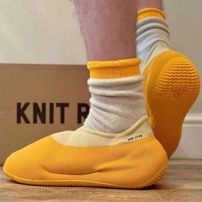 阿迪达斯“香蕉鞋”adidas yeezy Knit Runner寺庙鞋香蕉黄配色正品上脚实拍高清图