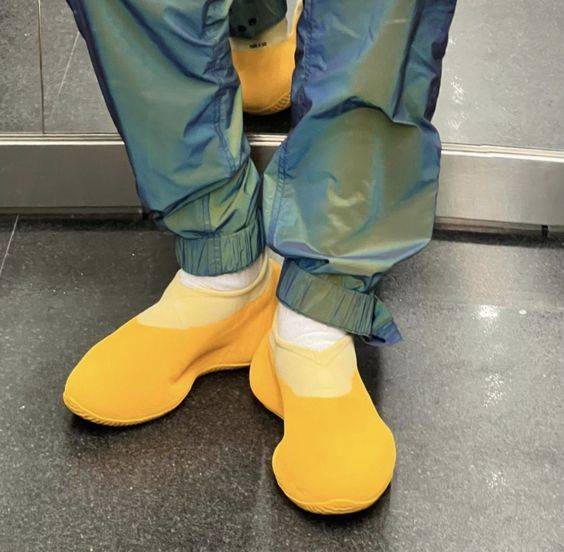 阿迪达斯“香蕉鞋”adidas yeezy Knit Runner寺庙鞋香蕉黄配色正品上脚实拍高清图_1
