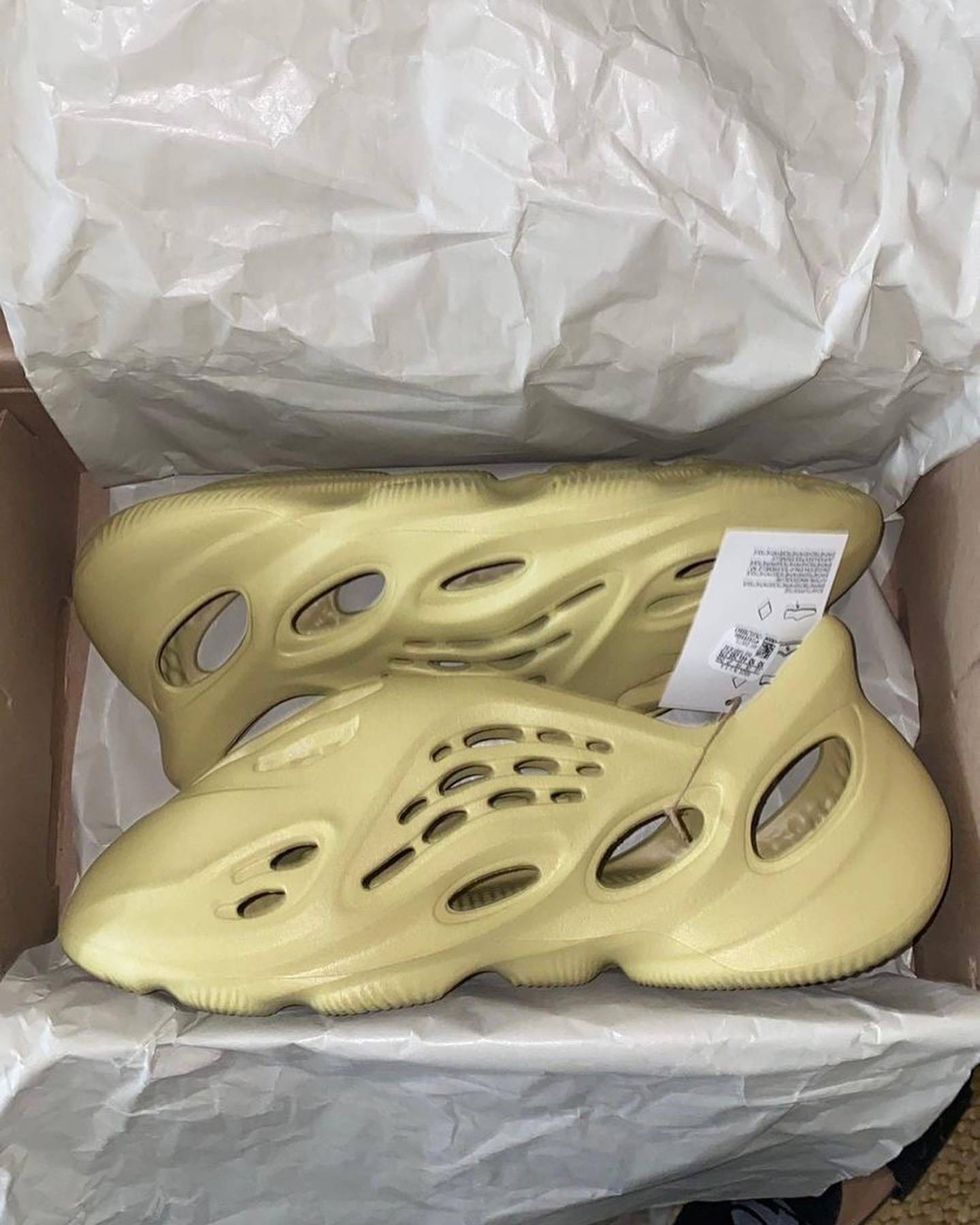 2022新款Yeezy Foam Runner “Sulfur” 硫磺色泡沫跑步鞋 正版细节照 上脚效果图_4