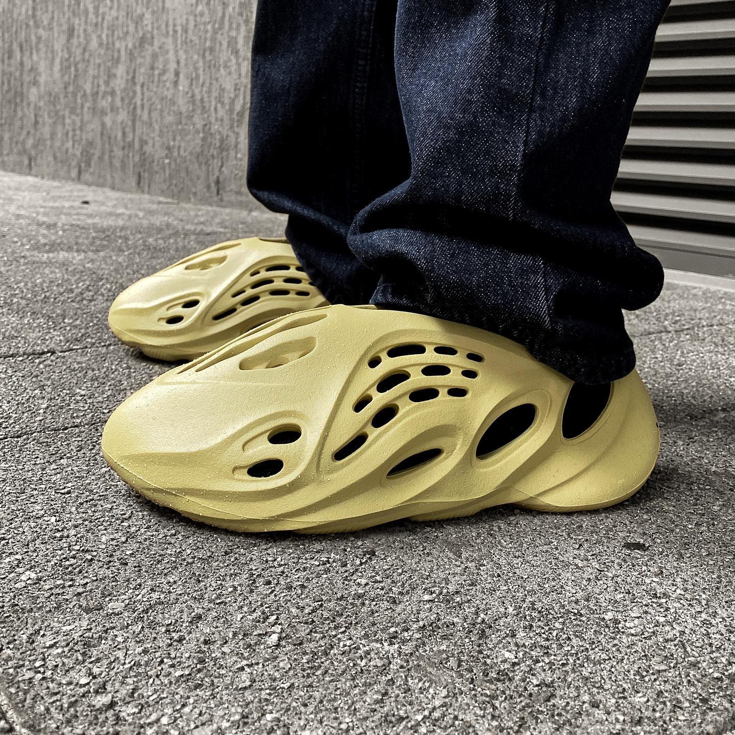 2022新款Yeezy Foam Runner “Sulfur” 硫磺色泡沫跑步鞋 正版细节照 上脚效果图_6
