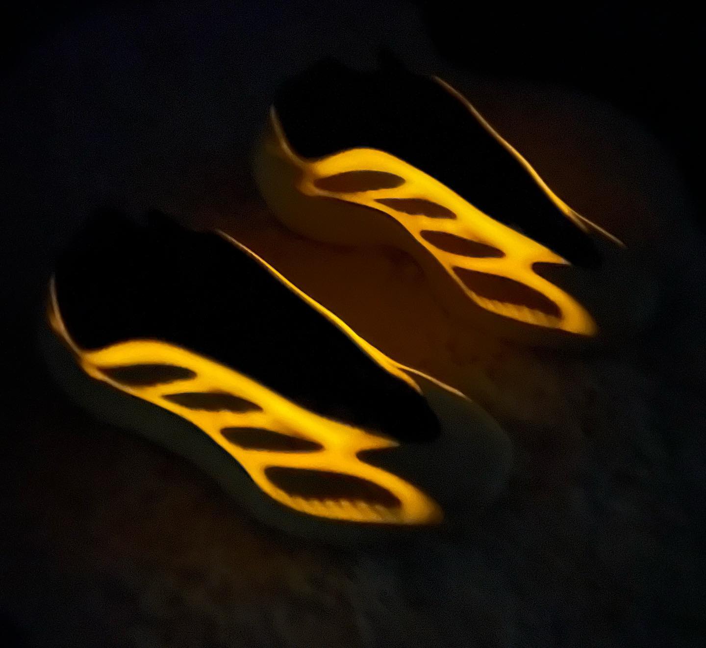 Yeezy 700 V3黄色夜光异形鞋 “Mono Safflower” 高清正品实拍 细节图_1