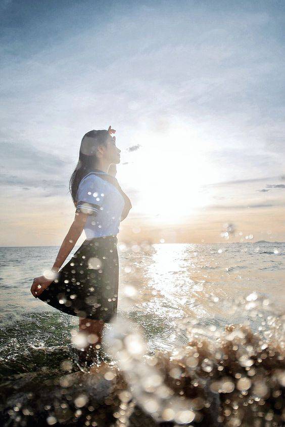 一个人望着大海的图片女生版，一个女孩站在海边的图片_1