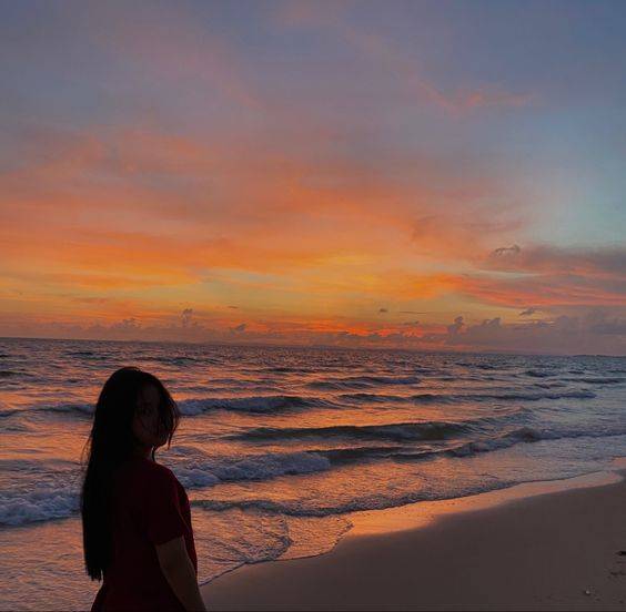 一个人望着大海的图片女生版，一个女孩站在海边的图片_4