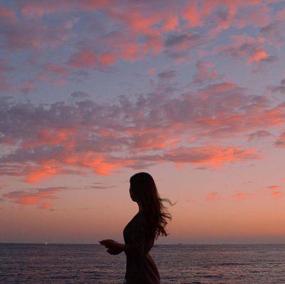 一个人望着大海的图片女生版，一个女孩站在海边的图片_3