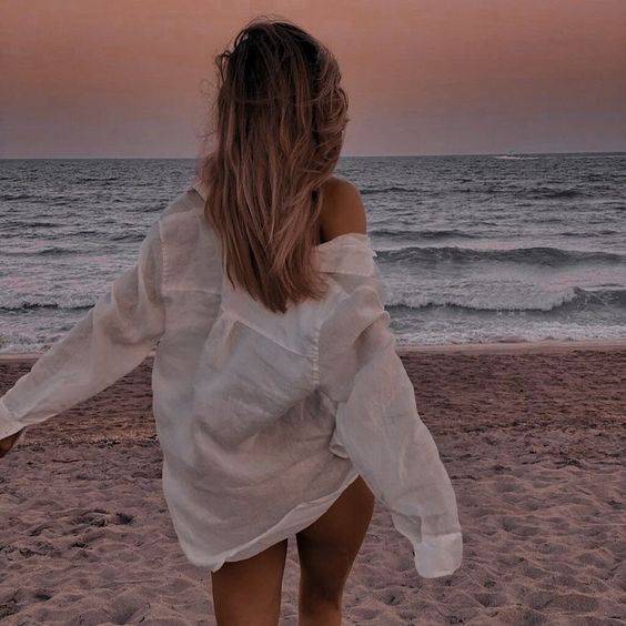 一个人望着大海的图片女生版，一个女孩站在海边的图片_8