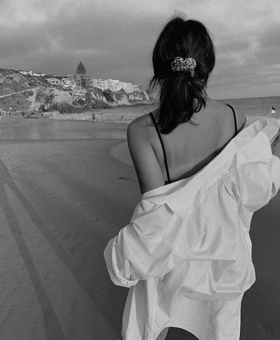 一个人望着大海的图片女生版，一个女孩站在海边的图片_7