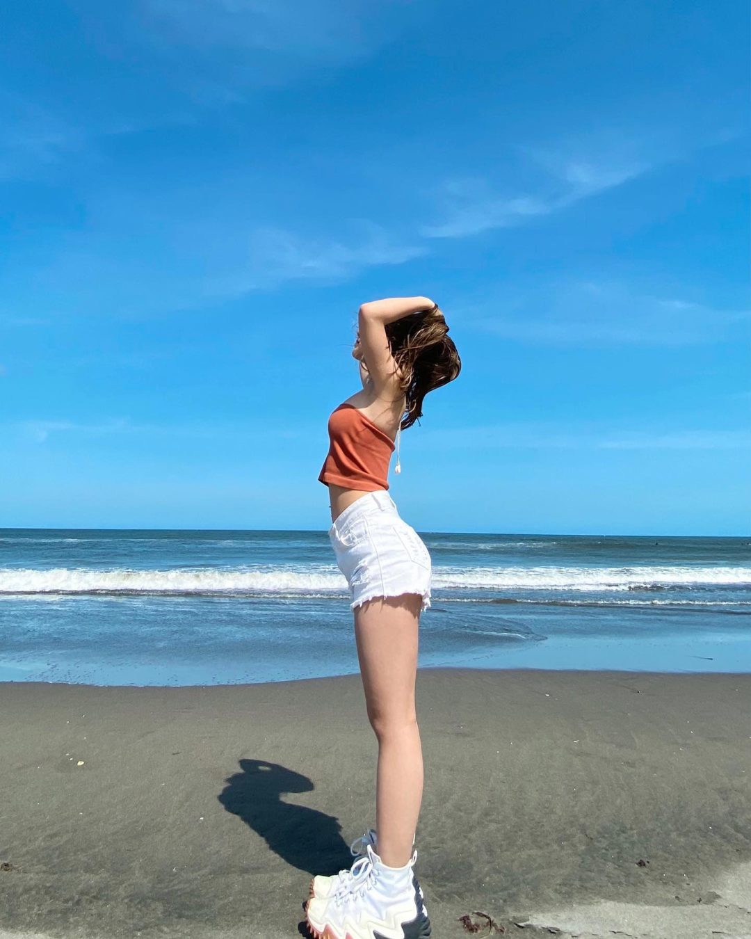 一个人望着大海的图片女生版，一个女孩站在海边的图片_9