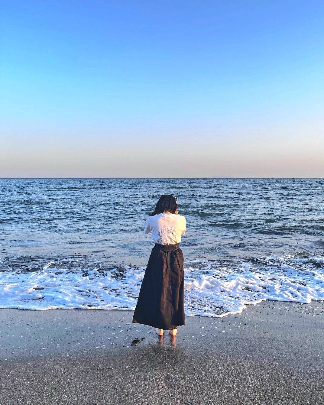 一个人望着大海的图片女生版，一个女孩站在海边的图片_14