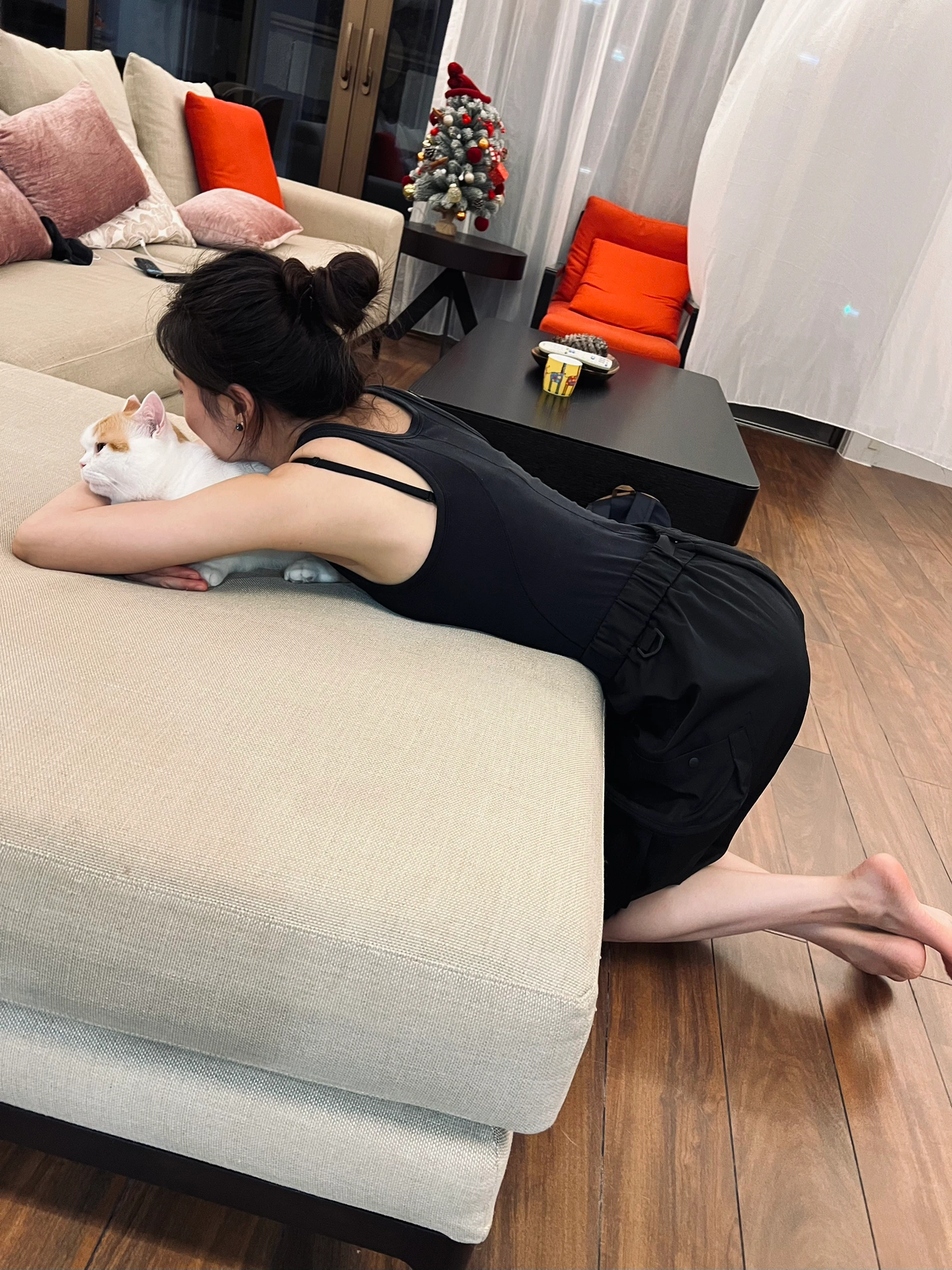 女人趴在沙发上两腿翘着脚丫子图片_1