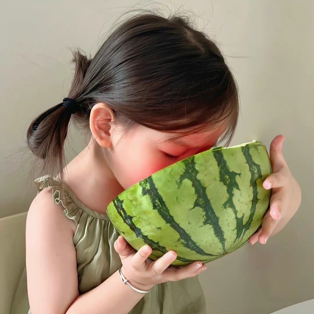 小男孩小女孩埋头吃西瓜的情头图片_3
