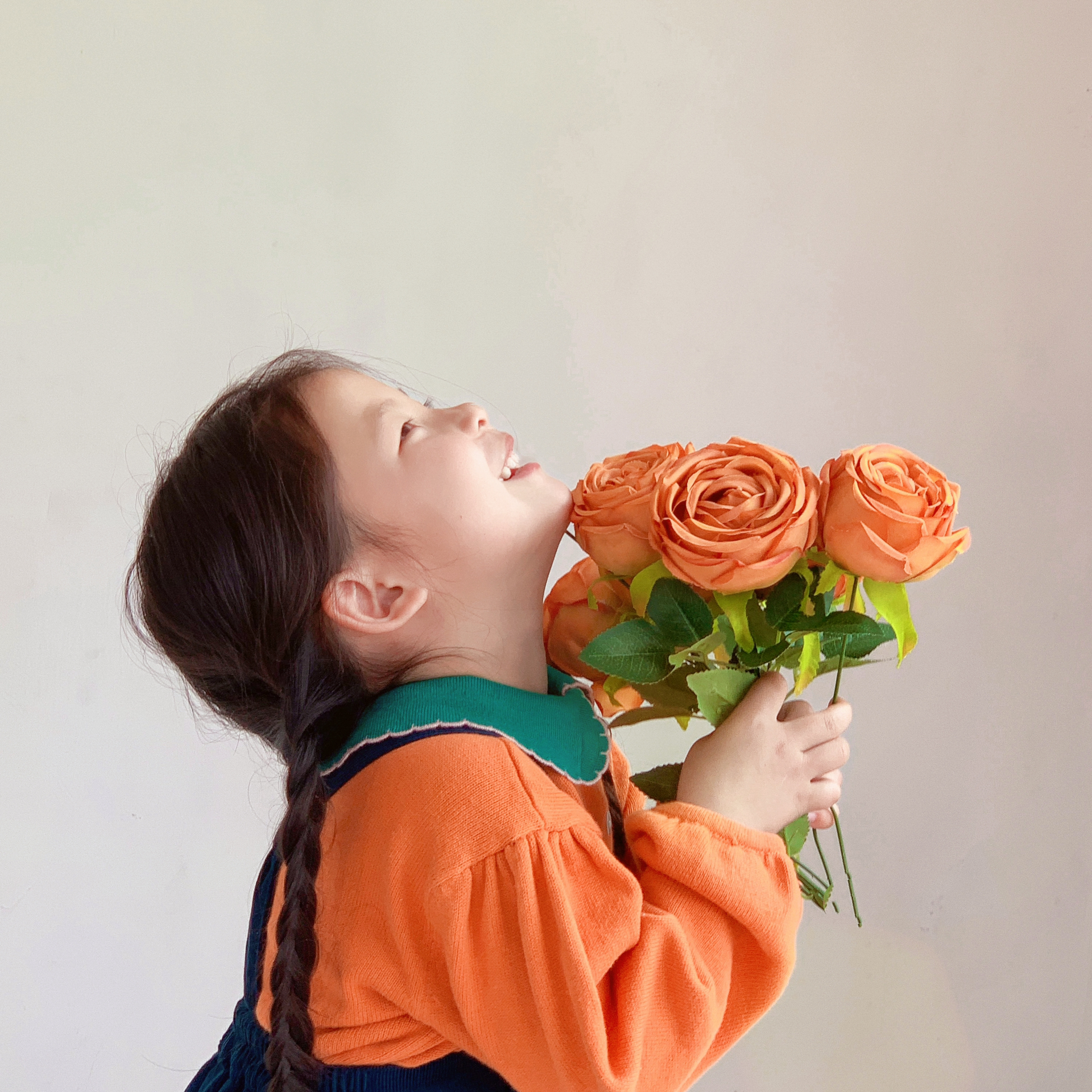 女孩手捧玫瑰花可爱女生头像 骗你生女儿系列