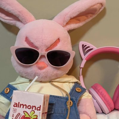粉色玩偶电竞奋斗兔微信头像 戴耳机的奋斗兔