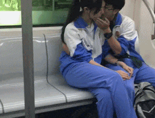 学生情侣在地铁gif动态图,啊学长我们换个地方做_1