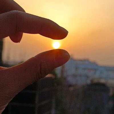 用手和瓶子捕捉太阳正能量治愈系微信头像 手抓太阳头像