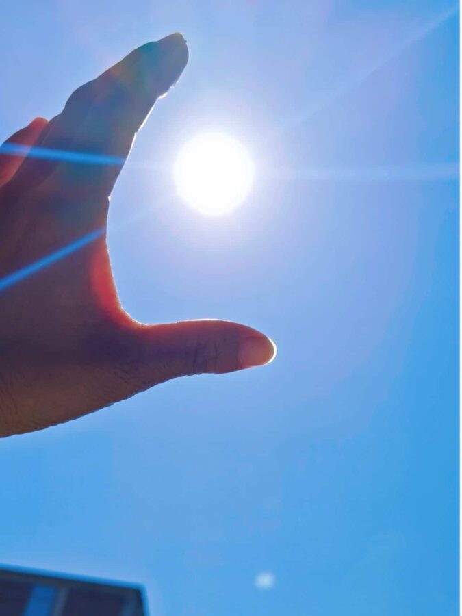 用手和瓶子捕捉太阳正能量治愈系微信头像 手抓太阳头像_2