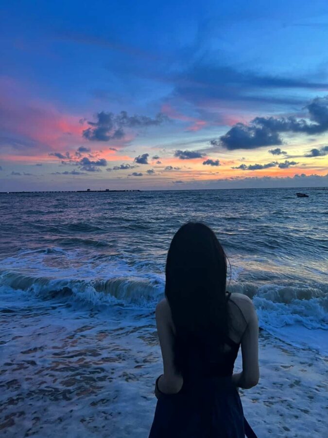 温柔长发女生海边看日出日落氛围感微信头像 优质女孩浪漫海滩背影头像_3